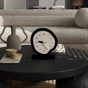 Design minimaliste d'une horloge à poser scandinave