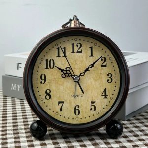 Horloge vintage à poser au design élégant et intemporel
