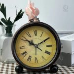 Accessoire décoratif : horloge à poser au style rétro chic