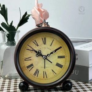 Accessoire décoratif : horloge à poser au style rétro chic