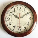 Horloge vintage avec aiguilles délicates et cadran en verre