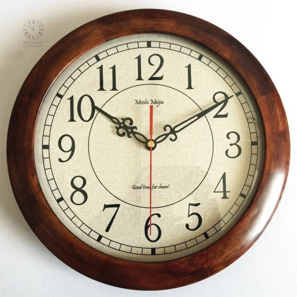 Horloge vintage avec aiguilles délicates et cadran en verre