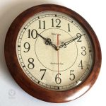 Horloge rétro avec finition en bois et détails artisanaux