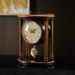 Horloge ancienne en bois élégante et intemporelle