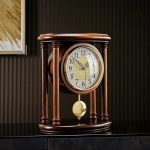 Horloge vintage en bois avec design classique