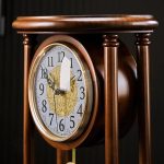 Horloge en bois ancien au style raffiné