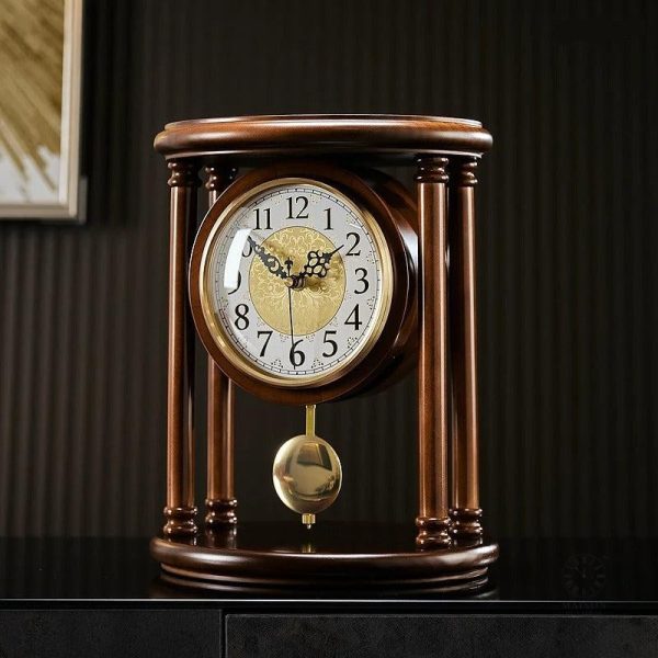 Horloge en bois patiné au charme d'antan