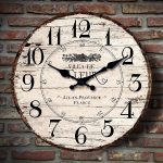 Horloge ancienne en bois au design élégant et intemporel
