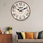 Détails d'une horloge vintage en bois, style classique et raffiné