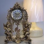 Horloge vintage en bronze au design classique