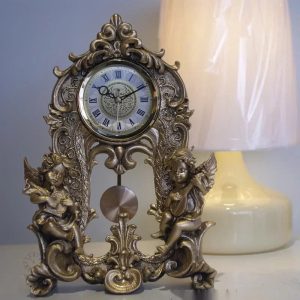 Horloge vintage en bronze au design classique
