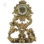 Élégante horloge ancienne en métal doré