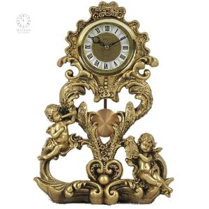 Élégante horloge ancienne en métal doré