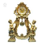 Horloge ancienne en bronze avec finitions raffinées