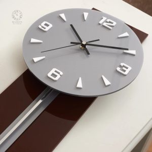 Horloge ancienne décorative pour un intérieur raffiné
