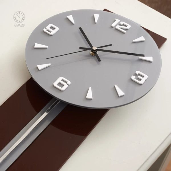 Horloge ancienne décorative pour un intérieur raffiné