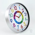 Horloge enfantine avec chiffres et aiguilles pour l'apprentissage