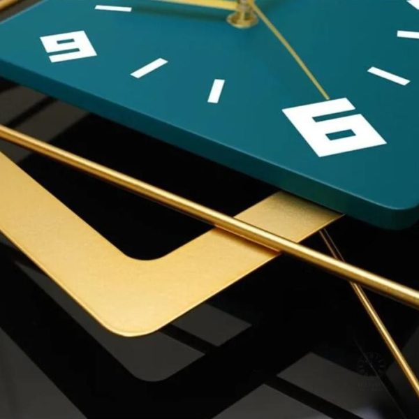 Horloge murale à style Art Deco, chic et moderne
