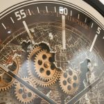 Horloge décorative avec mécanisme d'engrenage visible