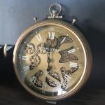 Horloge murale moderne avec engrenage visible