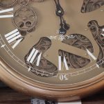 Horloge au design unique avec système d'engrenages