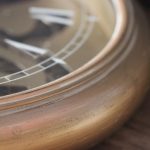 Horloge design avec mécanisme d'engrenage animé