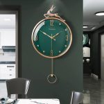Horloge murale au design raffiné avec balancier