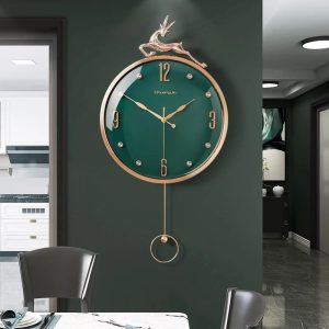 Horloge murale au design raffiné avec balancier