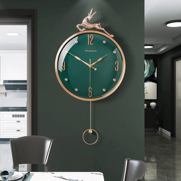 Horloge murale au design raffiné avec balancier