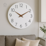 Horloge blanche et bois au design moderne et épuré