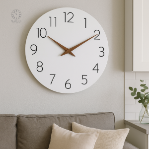 Horloge blanche et bois au design moderne et épuré