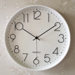 Horloge murale blanche au design moderne et épuré