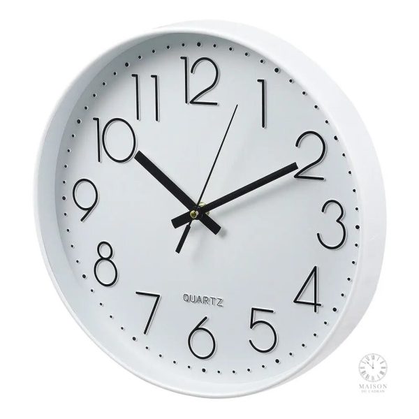Horloge blanche minimaliste pour un intérieur élégant