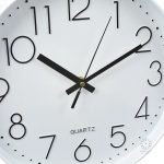 Horloge blanche décorative, idéale pour salon ou bureau