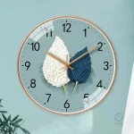 Horloge bleue élégante au design moderne
