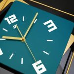 Design contemporain d'une horloge bleu canard