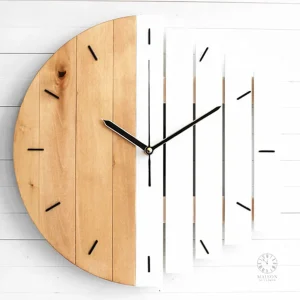 Horloge en bois avec une finition artisanale raffinée
