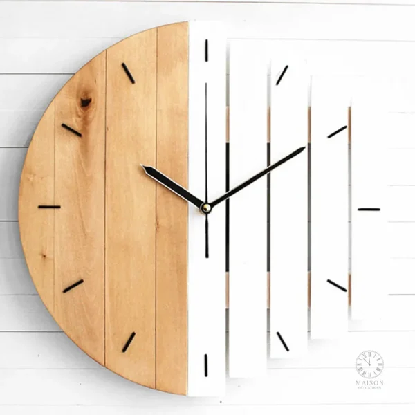 Horloge en bois avec une finition artisanale raffinée
