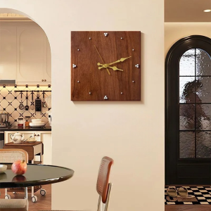Horloge en Bois au design carré