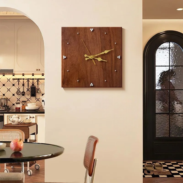 Horloge en Bois au design carré