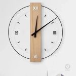 Horloge en bois avec chiffres romains élégants