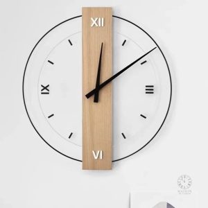 Horloge en bois avec chiffres romains élégants