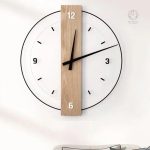 Horloge en bois avec design de chiffres romains distinctifs