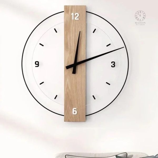 Horloge en bois avec design de chiffres romains distinctifs