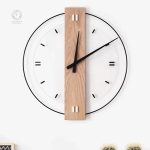 Horloge décorative en bois, chiffres romains bien visibles