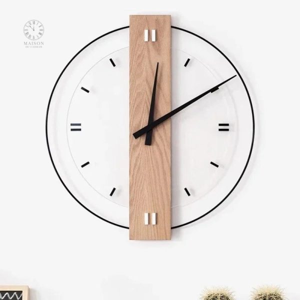 Horloge décorative en bois, chiffres romains bien visibles