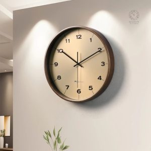 Horloge en bois avec finition naturelle chic