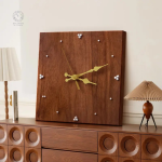 Accessoire déco horloge bois, alliant rusticité et modernité