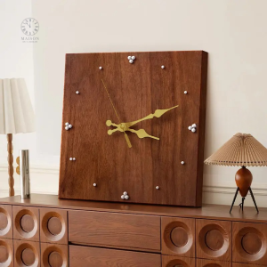 Accessoire déco horloge bois, alliant rusticité et modernité