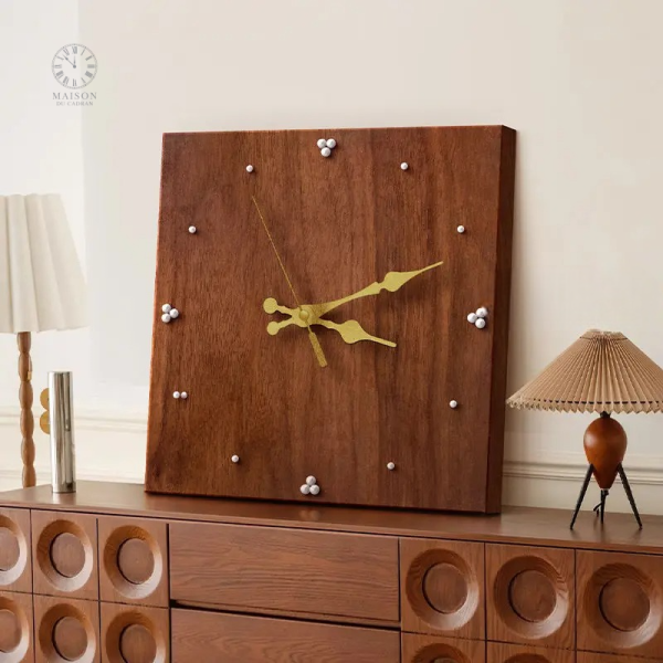 Accessoire déco horloge bois, alliant rusticité et modernité